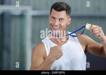 heureux athlète avec une médaille autour de son cou Banque D'Images