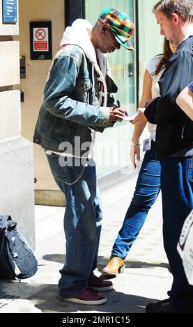 Maxi Jazz (Maxwell Alexander Fraser) du groupe britannique electronica Faithless signe des autographes en dehors du studio BBC radio 2. Le groupe, qui est composé des musiciens Maxi Jazz, Sister Bliss et Rollo, est ensemble depuis 1995 et vient de sortir leur sixième album, The Dance. Londres, Royaume-Uni. 06/03/10. . Banque D'Images