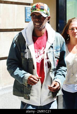 Maxi Jazz (Maxwell Alexander Fraser) du groupe britannique electronica Faithless signe des autographes en dehors du studio BBC radio 2. Le groupe, qui est composé des musiciens Maxi Jazz, Sister Bliss et Rollo, est ensemble depuis 1995 et vient de sortir leur sixième album, The Dance. Londres, Royaume-Uni. 06/03/10. . . Banque D'Images