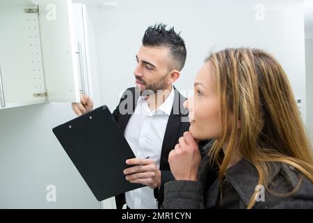 femme cherchant à acheter un appartement Banque D'Images