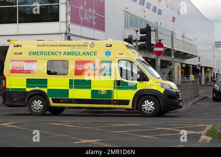 Slough, Berkshire, Royaume-Uni. 31st janvier 2023. Une ambulance d'urgence du Service d'ambulance du Centre-Sud sur le A4 à Slough. LE personnel des services d'ambulance DE LA SCAS va faire grève les 6th et 7th février. Crédit : Maureen McLean/Alay Live News Banque D'Images