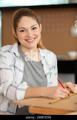 portrait d'un mignon menuisier hispanique féminin Banque D'Images