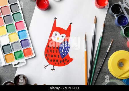 Composition de la couche plate avec peinture de hibou pour enfant sur table grise Banque D'Images