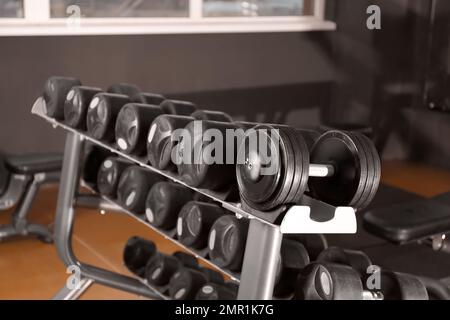 Haltères dans la salle de gym. Équipement sportif moderne Banque D'Images