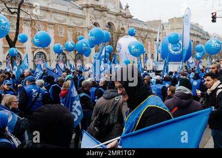 France / Paris, 31/01/2023, Jan Schmidt-Whitley/le Pictorium - grève contre la réforme des retraites à Paris - 31/1/2023 - France / Paris / Paris - manifestation contre la réforme des retraites à Paris. Les syndicats prétendent que les processions de ce mardi seront plus denses que celles du 19 janvier. La police aussi, selon les chiffres communiqués pour la mi-journée. A Paris, la préfecture de police a annoncé 87 000 manifestants, tandis que la CGT en a revendiqué plus de 500 000. Banque D'Images