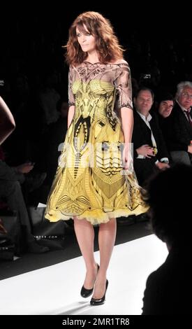 Helena Christenson porte les vêtements Alexander McQueen sur la piste de Naomi Campbell's Fashion for relief Haiti lors de la Mercedes-Benz Fashion week à New York, NY. 2/12/10. . Banque D'Images