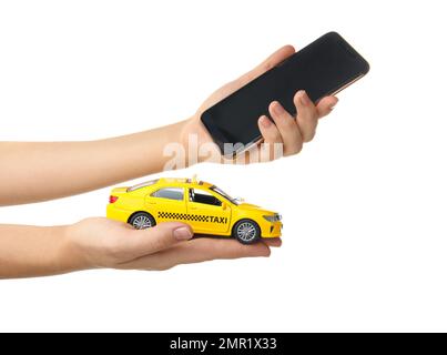 Femme avec modèle de voiture de taxi et smartphone sur fond blanc, gros plan. Espace de conception Banque D'Images