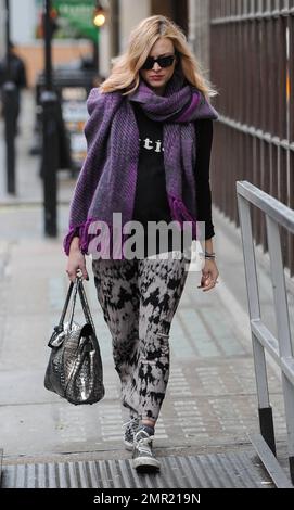 Fearne Cotton porte un haut noir et une jupe à motifs associée à un foulard violet alors qu'elle quitte BBC radio 1. Londres, Royaume-Uni. 20th novembre 2012. Banque D'Images