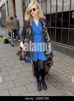 Fearne Cotton vu dans une jolie robe bleu vif, veste en cuir noir, collants noirs, bottines noires, une écharpe à motif Havane et des lunettes de soleil à l'extérieur de BBC radio One Studios. Fearne tirait une valise à imprimé animal. Londres, Royaume-Uni. 2nd décembre 2011. Banque D'Images