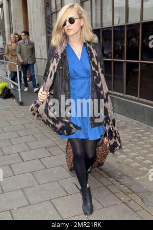 Fearne Cotton vu dans une jolie robe bleu vif, veste en cuir noir, collants noirs, bottines noires, une écharpe à motif Havane et des lunettes de soleil à l'extérieur de BBC radio One Studios. Fearne tirait une valise à imprimé animal. Londres, Royaume-Uni. 2nd décembre 2011. Banque D'Images