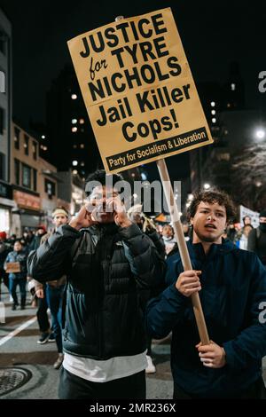 New York, États-Unis. 28th janvier 2023. Les manifestants scandent des slogans et tiennent un écriteau exprimant leur opinion à l'égard des flics lors d'une marche de manifestation. Des centaines de manifestants s'empaissent dans les rues de New York en réponse à la vidéo récemment publiée montrant les coups mortels de Tyr Nichols par le Memphis PD. Cinq membres du PD de Memphis ont par la suite été congédiés et accusés de meurtre au deuxième degré, mais les manifestants de tout le pays considèrent que le système de police est au-delà de la rédemption. (Credit image: © Olga Fedorova/SOPA Images via ZUMA Press Wire) USAGE ÉDITORIAL SEULEMENT! Non destiné aux États-Unis Banque D'Images