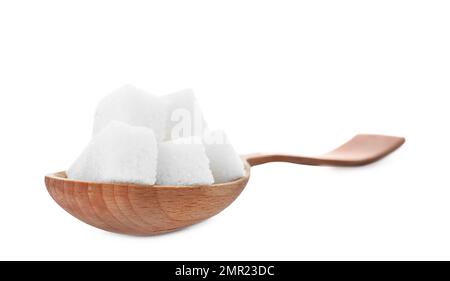 Cubes de sucre raffinés dans une cuillère en bois isolée sur blanc Banque D'Images