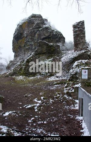 Falkenstein, Allemagne - 31 janvier 2021: Partie d'un mur avec une légère poussière de neige sur les ruines du château de Falkenstein en Rhénanie Palatinat, Allemagne Banque D'Images