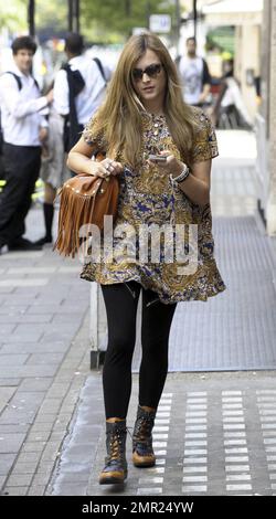 Fearne Cotton quitte le travail lors d'une belle journée à Londres, portant une robe à motif cachemire et des lunettes de soleil en forme de cœur, ainsi que quelques bottes funky. Londres, Royaume-Uni. 5/21/10. Banque D'Images