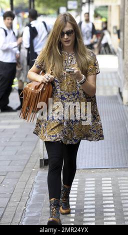 Fearne Cotton quitte le travail lors d'une belle journée à Londres, portant une robe à motif cachemire et des lunettes de soleil en forme de cœur, ainsi que quelques bottes funky. Londres, Royaume-Uni. 5/21/10. . Banque D'Images