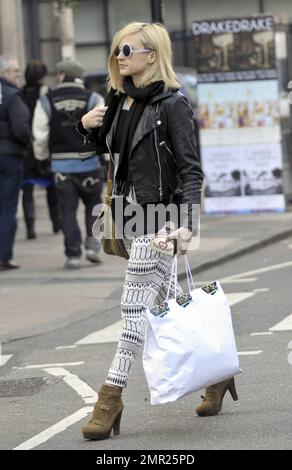 Fearne Cotton porte un pantalon à motifs et un haut noir, une veste en cuir noir et une écharpe lors de vos sorties à Londres, au Royaume-Uni. 14th décembre 2011. Banque D'Images