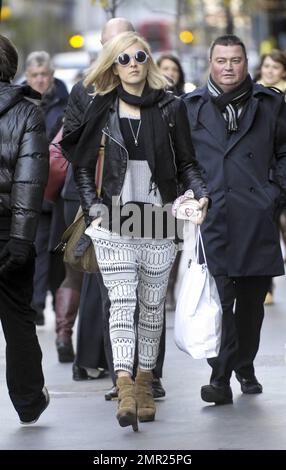 Fearne Cotton porte un pantalon à motifs et un haut noir, une veste en cuir noir et une écharpe lors de vos sorties à Londres, au Royaume-Uni. 14th décembre 2011. Banque D'Images