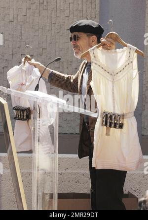 Les acteurs William H. Macy et Felicity Huffman reçoivent leurs stars côte à côte sur le Hollywood Walk of Fame lors d'une rare cérémonie de double dévoilement. Le couple marié heureux a été introduit par le producteur Aaron Sorkin et l'écrivain David Mamet. Ils ont également été rejoints par les costars de Huffman, Vanessa Williams et Marcia Cross, ainsi que par l'actrice Shanola Hampton. Hollywood, CA 7th février 2012. Banque D'Images