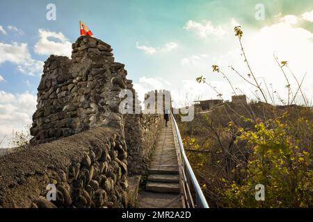 Promenade touristique Sighnaghi murs de l'ancienne forteresse avec le drapeau géorgien avec fond de ciel. Destination populaire ville d'amour Sighnaghi, Kakheti regio Banque D'Images