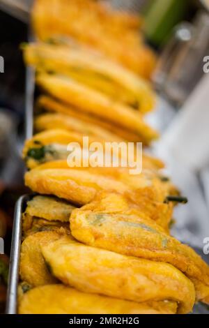 Poivrons poblano farcis frits frais - chille relleno servie sur le marché local de Puebla. Cuisine mexicaine traditionnelle à base d'ingrédients frais. Banque D'Images