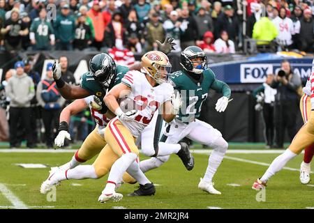 Philadelphie, Pennsylvanie, États-Unis. 29th janvier 2023. Pennsylvania, USA; San Francisco 49ers en arrière Christian McCaffrey (23) dirige le ballon pendant la première moitié du championnat NFC à Philadelphie, Pennsylvanie. Crédit obligatoire Eric Canha/CSM/Alay Live News Banque D'Images