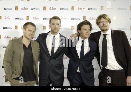 Kevin Bishop, Tim Draxl, Xavier Samuel et Kris Marshall arrivent à la première australienne « Un petit nombre de meilleurs hommes » qui s'est tenue à Event Cinemas Bondi Junction. Sydney, Australie. 16th janvier 2012. Banque D'Images