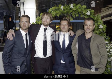 Tim Draxl, Kris Marshall, Xavier Samuel et Kevin Bishop arrivent à la première australienne « Un petit nombre de meilleurs hommes » qui s'est tenue à Event Cinemas Bondi Junction. Sydney, Australie. 16th janvier 2012. Banque D'Images