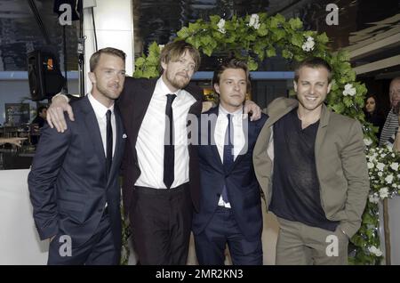 Tim Draxl, Kris Marshall, Xavier Samuel et Kevin Bishop arrivent à la première australienne « Un petit nombre de meilleurs hommes » qui s'est tenue à Event Cinemas Bondi Junction. Sydney, Australie. 16th janvier 2012. Banque D'Images