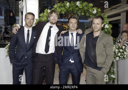 Tim Draxl, Kris Marshall, Xavier Samuel et Kevin Bishop arrivent à la première australienne « Un petit nombre de meilleurs hommes » qui s'est tenue à Event Cinemas Bondi Junction. Sydney, Australie. 16th janvier 2012. Banque D'Images