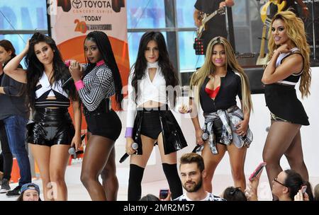 Dinah Hansen, Normani Hamilton, Camila Cabello, Ally Brooke Hernandez et Lauren Jauregui, de «Fifth Harmony», se produit en direct sur scène au Rockefeller Plaza de New York, NY. 10 juillet 2015. Banque D'Images