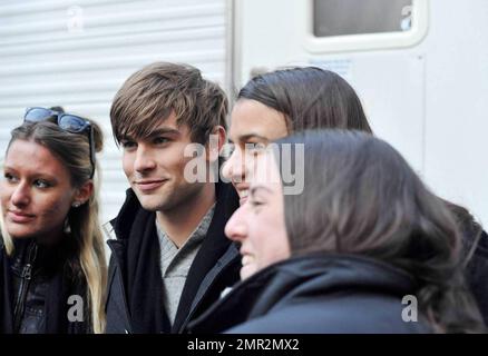 Exclusif !! Chace Crawford accueille les fans lors d'une pause de tournage sur le set de Gossip Girl. New York, NY 02/25/09 Banque D'Images