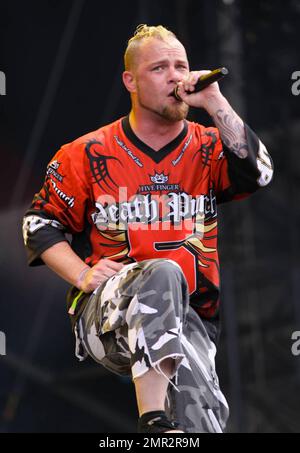 Ivan Moody, du groupe américain de métaux lourds Five Finger Death Punch, se produit en direct au Festival de téléchargement 2010 qui s'est tenu à Donington Park à Derby. D'autres actions pour graiser la scène pendant le festival de musique rock de trois jours incluent AC/DC, Deftones et Stone Temple Pilots. Derby, Royaume-Uni. 06/12/10. Banque D'Images