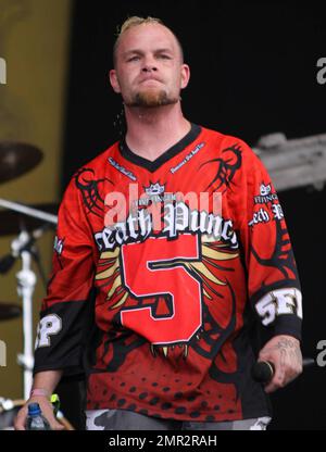 Ivan Moody, du groupe américain de métaux lourds Five Finger Death Punch, se produit en direct au Festival de téléchargement 2010 qui s'est tenu à Donington Park à Derby. D'autres actions pour graiser la scène pendant le festival de musique rock de trois jours incluent AC/DC, Deftones et Stone Temple Pilots. Derby, Royaume-Uni. 06/12/10. Banque D'Images