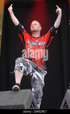 Ivan Moody, du groupe américain de métaux lourds Five Finger Death Punch, se produit en direct au Festival de téléchargement 2010 qui s'est tenu à Donington Park à Derby. D'autres actions pour graiser la scène pendant le festival de musique rock de trois jours incluent AC/DC, Deftones et Stone Temple Pilots. Derby, Royaume-Uni. 06/12/10. Banque D'Images