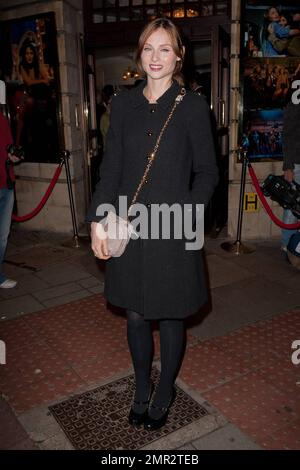 Sophie Ellis-Bextor arrive au Shaftesbury Theatre pour une soirée de gala de Flashdance The musical. Les premières critiques de la comédie musicale, qui est basée sur le film de 1980s du même titre, ont fait l'éloge de sa chorégraphie et de son arrangement de scène, tandis que certains ont mentionné que le scénario est court. Flashdance a ouvert à Shaftesbury sur 24 septembre et stars Matt Willis comme Nick et Victoria Hamilton-Barritt comme Alex. Londres, Royaume-Uni. 10/14/10. Banque D'Images