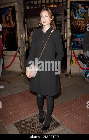 Sophie Ellis-Bextor arrive au Shaftesbury Theatre pour une soirée de gala de Flashdance The musical. Les premières critiques de la comédie musicale, qui est basée sur le film de 1980s du même titre, ont fait l'éloge de sa chorégraphie et de son arrangement de scène, tandis que certains ont mentionné que le scénario est court. Flashdance a ouvert à Shaftesbury sur 24 septembre et stars Matt Willis comme Nick et Victoria Hamilton-Barritt comme Alex. Londres, Royaume-Uni. 10/14/10. Banque D'Images