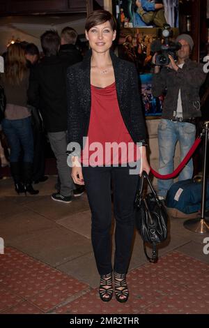 Emma Willis arrive au Shaftesbury Theatre pour une soirée de gala de Flashdance The musical. Les premières critiques de la comédie musicale, qui est basée sur le film de 1980s du même titre, ont fait l'éloge de sa chorégraphie et de son arrangement de scène, tandis que certains ont mentionné que le scénario est court. Flashdance a ouvert à Shaftesbury sur 24 septembre et stars Matt Willis comme Nick et Victoria Hamilton-Barritt comme Alex. Londres, Royaume-Uni. 10/14/10. Banque D'Images