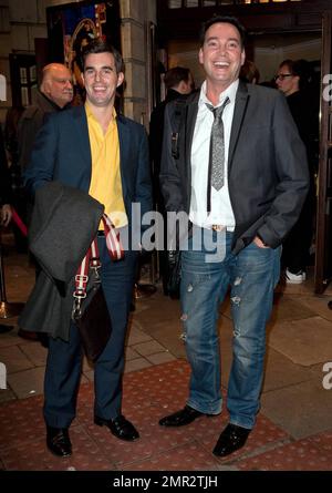 Craig Revel Horwood (R) et le petit ami Grant arrivent au Shaftesbury Theatre pour une soirée de gala de Flashdance The musical. Les premières critiques de la comédie musicale, qui est basée sur le film de 1980s du même titre, ont fait l'éloge de sa chorégraphie et de son arrangement de scène, tandis que certains ont mentionné que le scénario est court. Flashdance a ouvert à Shaftesbury sur 24 septembre et stars Matt Willis comme Nick et Victoria Hamilton-Barritt comme Alex. Londres, Royaume-Uni. 10/14/10. Banque D'Images