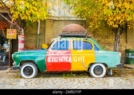 15th octobre, 2022: Vieille voiture rétro avec Sighnaghi nom de ville écrit stand par maison. Destination de voyage populaire en Géorgie, Kakheti Banque D'Images