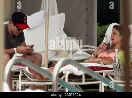 EXCLUSIF !! Le joueur de basse Kings of Leon, Jared Followill, et son nouveau modèle fiancŽ Martha Patterson, se détendre au bord de la piscine. Jared, qui est actuellement en pause, a siroté des cocktails avec Martha qui a montré sa silhouette mince dans un bikini. Le couple a annoncé leur engagement le mois dernier et Martha était fière de porter son anneau. Sud de la Floride. 6th juin 2012. Banque D'Images