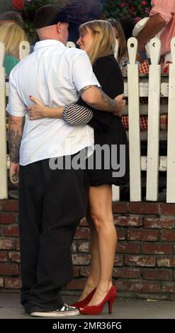 Fred Durst, qui a récemment déposé un divorce après trois mois de mariage avec Esther Nazaroy, a été repéré aujourd'hui avec une blonde mystérieuse à l'Ivy à Los Angeles, CA. 11/10/09. Banque D'Images