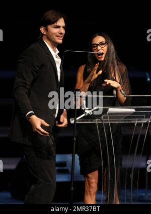 Ashton Kutcher et demi Moore présentent le prix Frederick Douglas aux Prix de la liberté 2010, célébrant les efforts des personnes qui luttent pour éliminer le trafic et l'esclavage humains dans le monde entier, au Redondo Beach Performing Arts Centre, à Redondo Beach, en Californie. 11/7/10 Banque D'Images