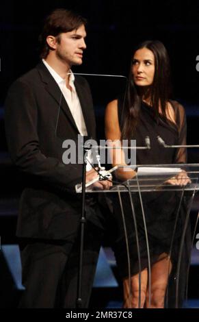 Ashton Kutcher et demi Moore présentent le prix Frederick Douglas aux Prix de la liberté 2010, célébrant les efforts des personnes qui luttent pour éliminer le trafic et l'esclavage humains dans le monde entier, au Redondo Beach Performing Arts Centre, à Redondo Beach, en Californie. 11/7/10 Banque D'Images