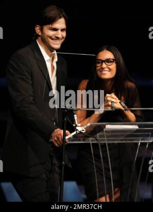 Ashton Kutcher et demi Moore présentent le prix Frederick Douglas aux Prix de la liberté 2010, célébrant les efforts des personnes qui luttent pour éliminer le trafic et l'esclavage humains dans le monde entier, au Redondo Beach Performing Arts Centre, à Redondo Beach, en Californie. 11/7/10 Banque D'Images