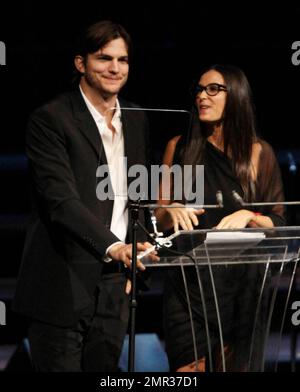 Ashton Kutcher et demi Moore présentent le prix Frederick Douglas aux Prix de la liberté 2010, célébrant les efforts des personnes qui luttent pour éliminer le trafic et l'esclavage humains dans le monde entier, au Redondo Beach Performing Arts Centre, à Redondo Beach, en Californie. 11/7/10 Banque D'Images