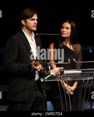 Ashton Kutcher et demi Moore présentent le prix Frederick Douglas aux Prix de la liberté 2010, célébrant les efforts des personnes qui luttent pour éliminer le trafic et l'esclavage humains dans le monde entier, au Redondo Beach Performing Arts Centre, à Redondo Beach, en Californie. 11/7/10 Banque D'Images