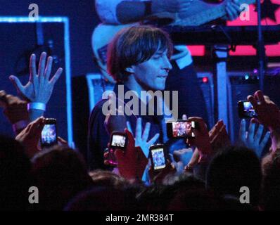 Le groupe de rock alternatif Phoenix (chanteur Thomas Mars, bassiste Deck d'Arcy, guitaristes Laurent Brancowitz et Christian Mazzalai) de Versailles, France, a remporté le Grammy Award et se produit en direct sur « Jimmy Kimmel Live! ». Los Angeles, Californie. 09/20/10. Banque D'Images