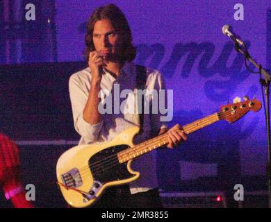 Le groupe de rock alternatif Phoenix (chanteur Thomas Mars, bassiste Deck d'Arcy, guitaristes Laurent Brancowitz et Christian Mazzalai) de Versailles, France, a remporté le Grammy Award et se produit en direct sur « Jimmy Kimmel Live! ». Los Angeles, Californie. 09/20/10. Banque D'Images