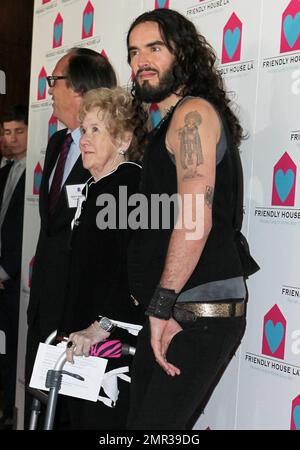 Russell Brand et Peggy Albrecht au gala de déjeuner des prix annuels de l'amicale Maison LA, qui s'est tenu à l'hôtel Beverly Hilton de Beverly Hills, en Californie. 27th octobre 2012. Banque D'Images