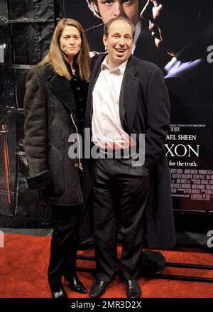 Le compositeur Hans Zimmer et la femme Suzanne assistent à la première de New York de 'Frost/Nixon.' New York, NY. 11/17/08. Banque D'Images